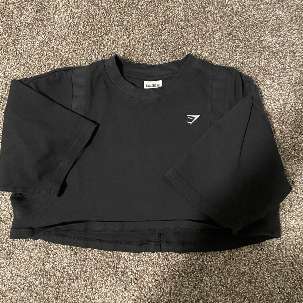 Black cropped GymShark Tee